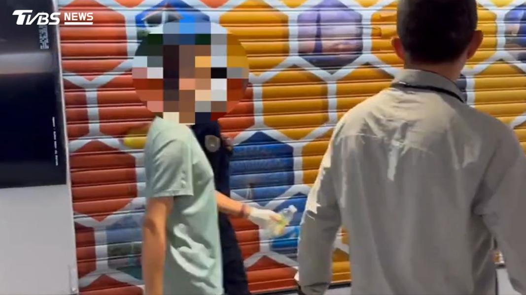桃機發生首起挾持案,23歲實習生遭持刀抵脖,校方出面還原奪刀經過。(圖/TVBS)