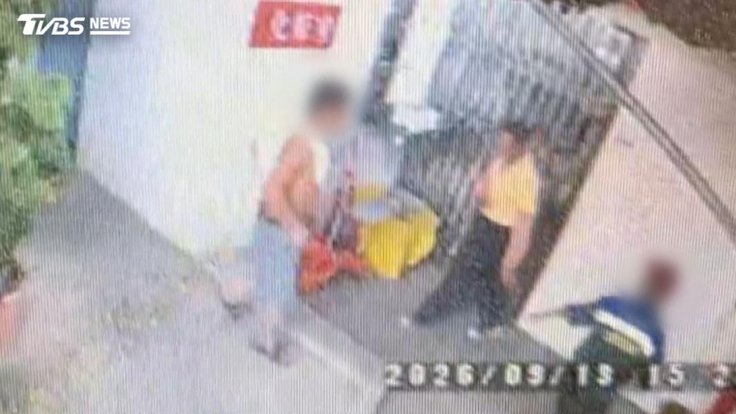 不滿「寶特瓶」遭丟!台中街友暴走毆清潔人員。(圖/TVBS)