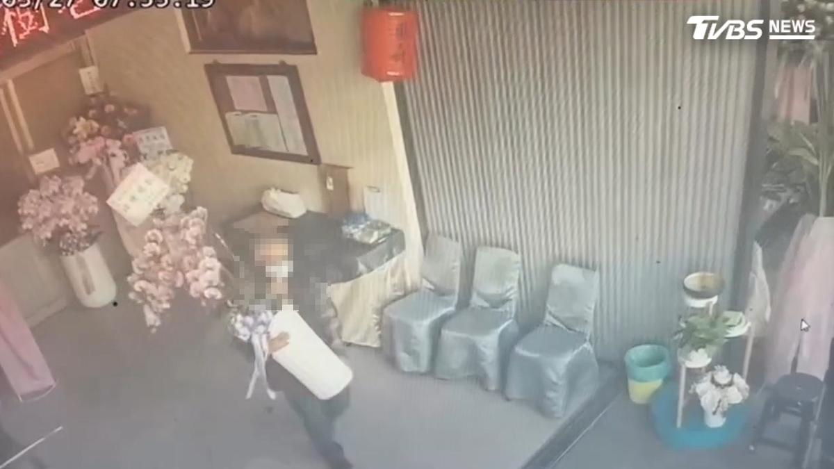 蘭花送到靈堂隔天就被偷 監視畫面全都錄