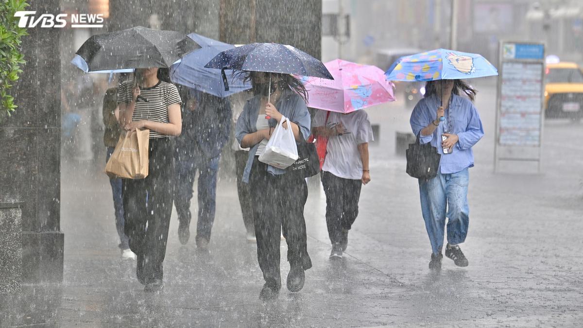 天氣/東北季風報到「北北基宜炸雨彈」 準颱風杜鵑恐生成