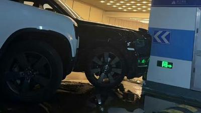 陸百萬網紅車禍!勞斯萊斯遭撞「機油漏滿地」 助理慌點火險爆炸