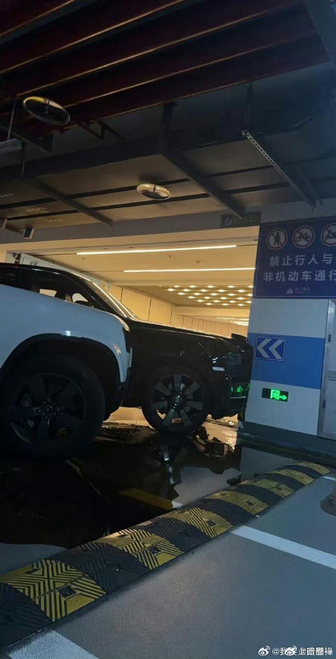 韓安冉-韓安冉出車禍-韓安冉車禍-勞斯萊斯-路虎-勞斯萊斯車禍-路虎撞勞斯萊斯-勞斯萊斯漏油-網紅車禍-車輛漏油爆炸