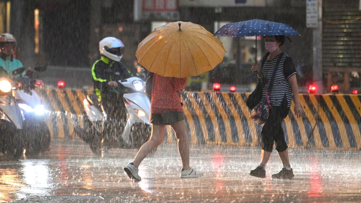準杜鵑恐達中颱!東北季風殺到 明雨勢最猛「低溫探22度」