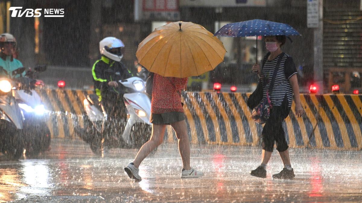 天氣/東北季風殺到!今晚大雨開炸北台灣 中南部仍飆34度高溫
