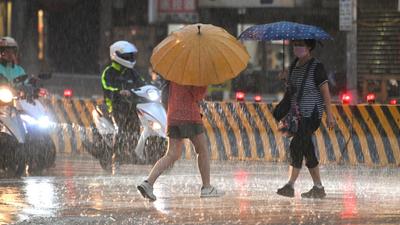 準杜鵑恐達中颱!東北季風殺到 明雨勢最猛「低溫探22度」