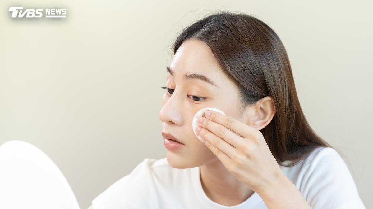 精華液越拍越吸收?醫揭正確用法 臉發熱泛紅恐是「這原因」