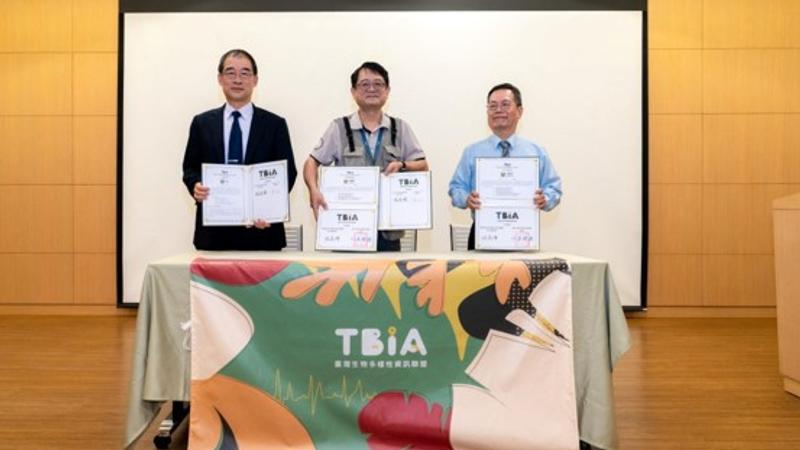 台電11日與臺灣生物多樣性資訊聯盟委員會共同簽署合作意向(MOA),正式建立合作夥伴關係,由台電總經理郭天合(左)與聯盟委員會會長楊嘉棟(中)代表簽署。(圖/台電提供)