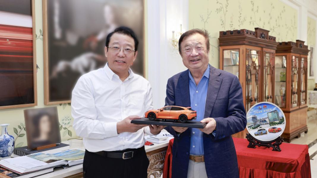 8月25日廣汽集團董事長馮興亞才發布與任正非會面的合照(圖/翻攝自微博@廣汽集團馮興亞)