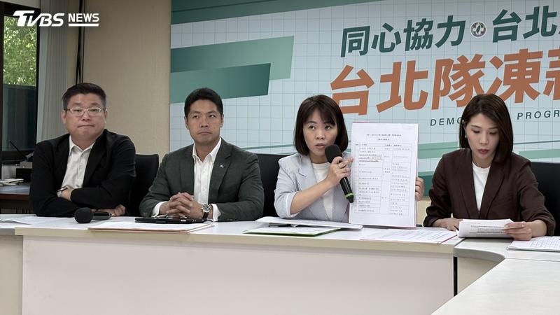 民進黨台北市議員簡舒培(右二)召開記者會。(圖/黃芊昀攝)