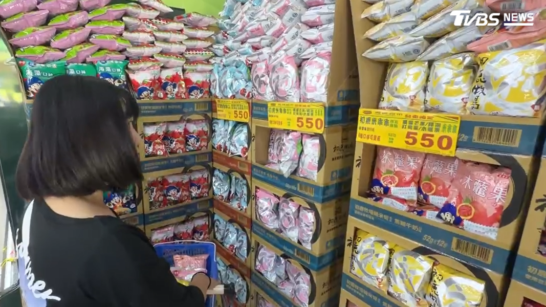 台東在地和食品大廠合作,推出各種口味的乖乖,各地農會出品的,在台東農會都能一站購足!(圖/TVBS)
