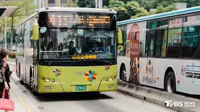 「司機有人亮刀」!台中公車急衝派出所報案 運將意外撞破頭濺血