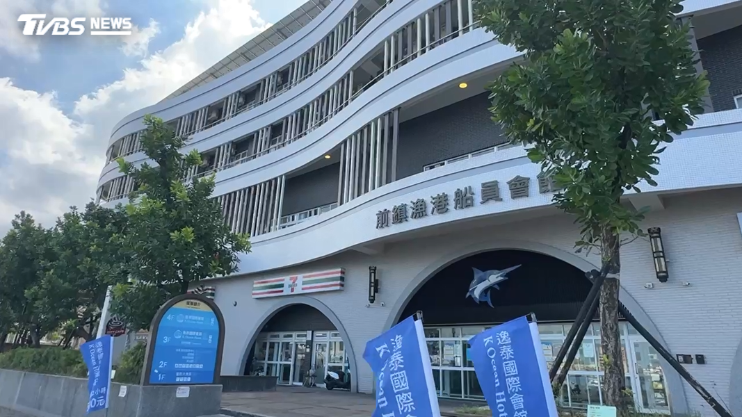 雖然淋浴免費,但旺季大排長龍,近期還傳出多次無預警停水或水量太少不夠用的情況,不少人寧願到貨櫃簡易澡堂洗澡(圖/TVBS)