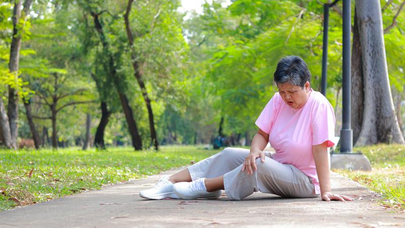 熟齡跌倒恐陷骨折、失能惡性循懷,行動力保養成防跌關鍵!