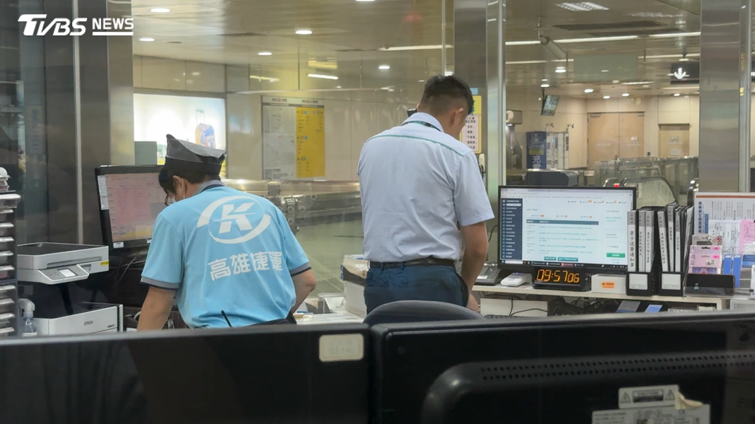 該名香港遊客在出站時卡片授權碼出現問題,導致35元乘車費扣款失敗,乘客表示要出站領錢,卻直接往出口方向離去,站務員因此追上前追討車資(圖/TVBS)