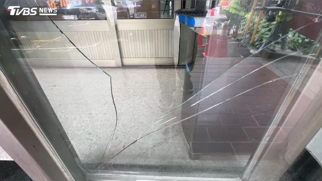 台中公車上驚見乘客"亮菜刀" 司機急衝派出所 撞破玻璃門濺血(圖/TVBS)