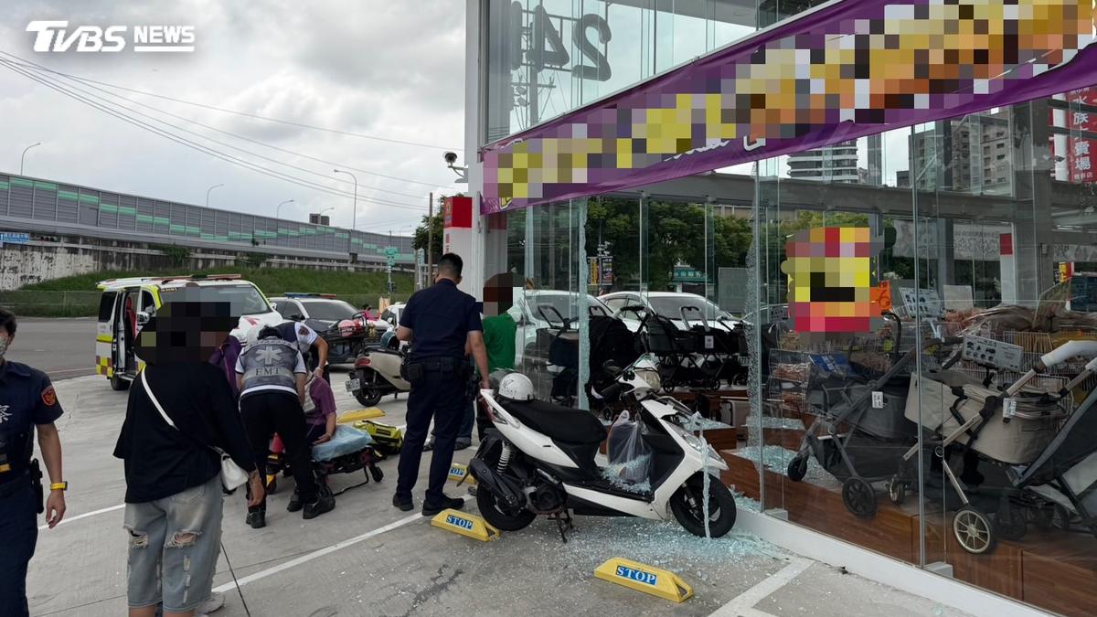 高雄超慘水族賣場!半年前才遭特斯拉撞破 今阿嬤騎車暴衝又釀禍
