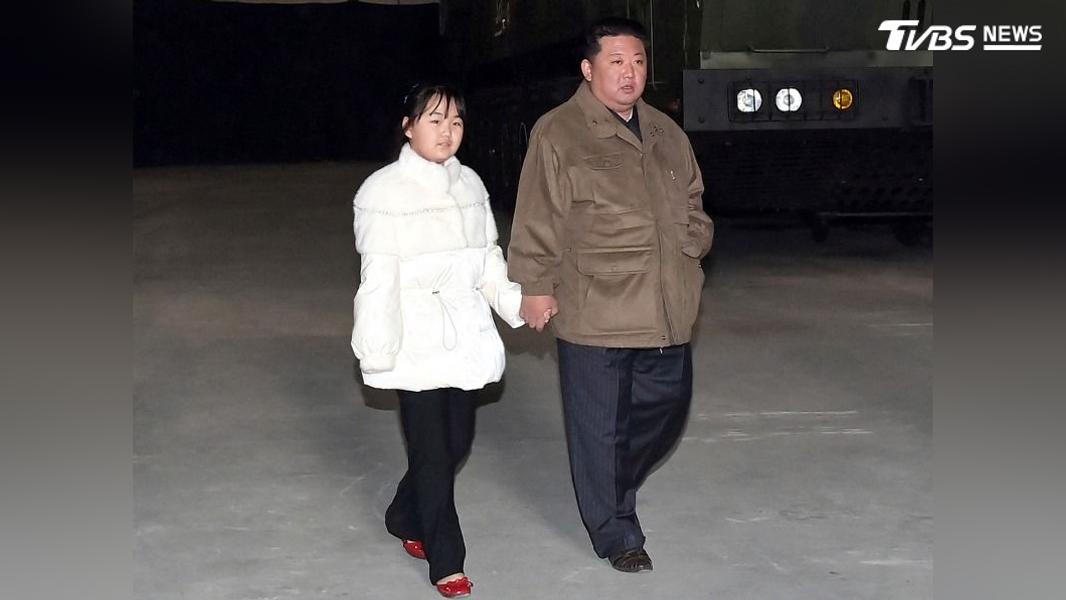 金主愛身穿白色羽絨外衣陪金正恩視察飛彈試射(圖/達志影像路透社)