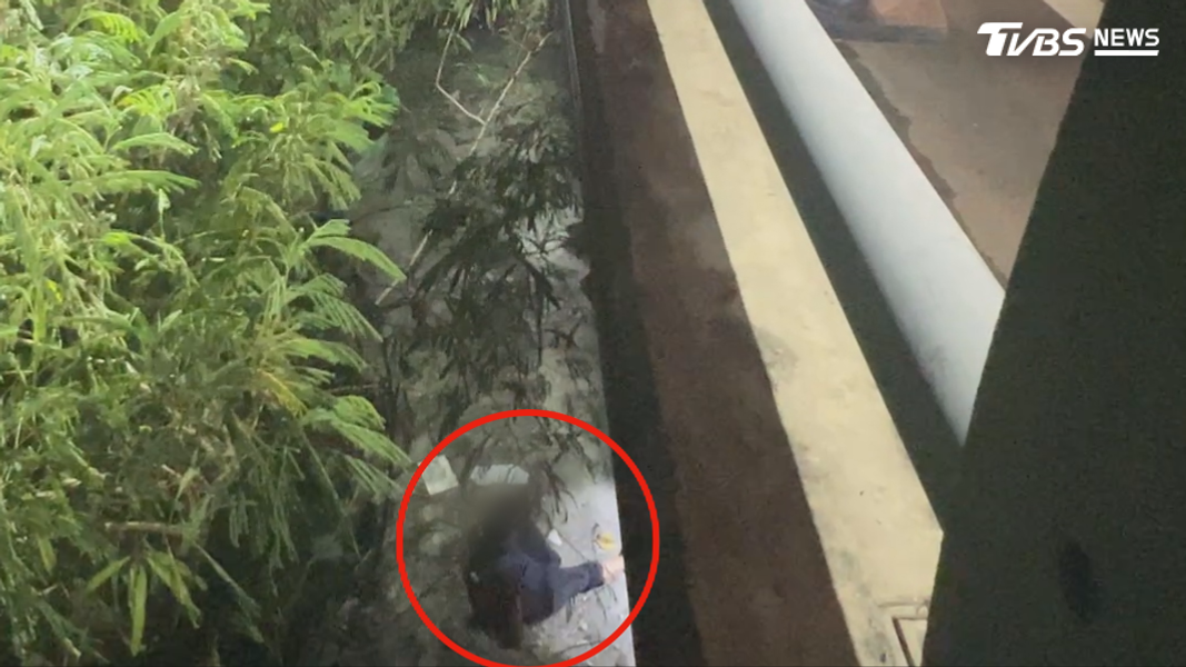 消防隊獲報後出動大型器材車前往救援,抵達現場時竟發現女子躺在地上呼呼大睡。(圖/TVBS)