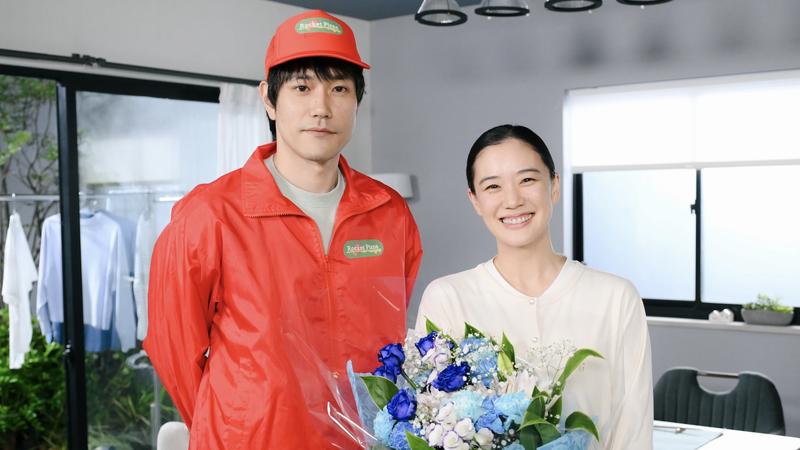 松山研一(左)、蒼井優《直到T恤乾了為止》殺青花絮照。(圖/翻攝自X)