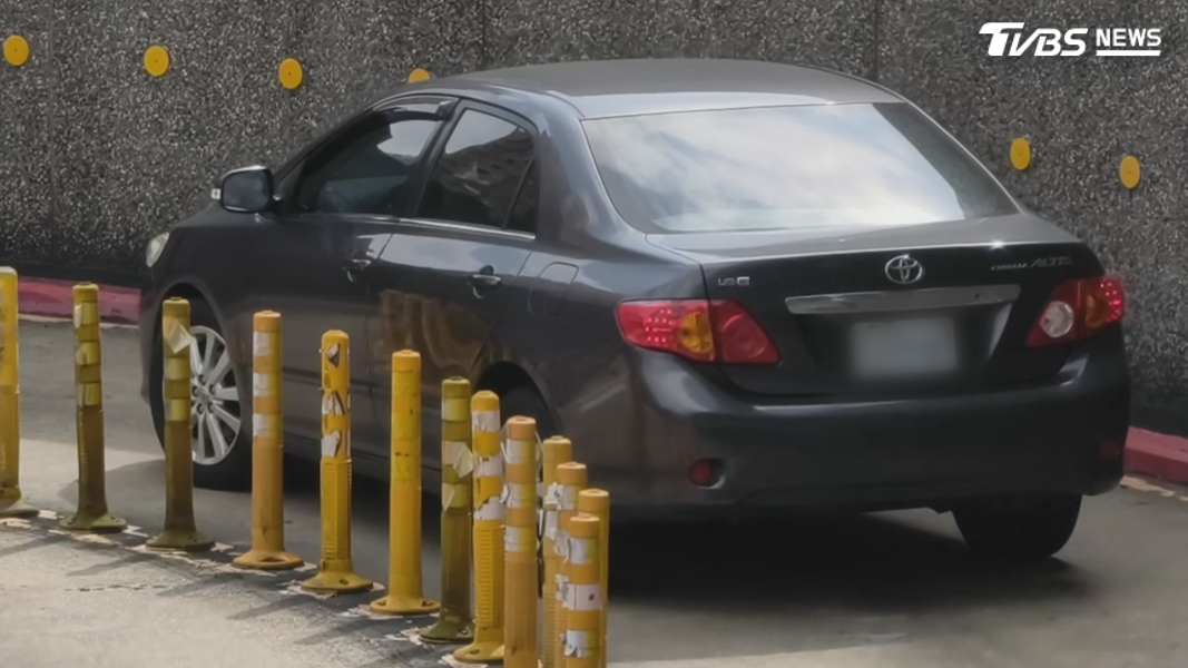 駕駛心驚驚!高鐵左營站車道狹窄彎多 開車像考駕照!(圖/TVBS)