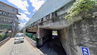 浮洲橋引道下驚傳火警!濃煙竄天 人車經過嚇爆