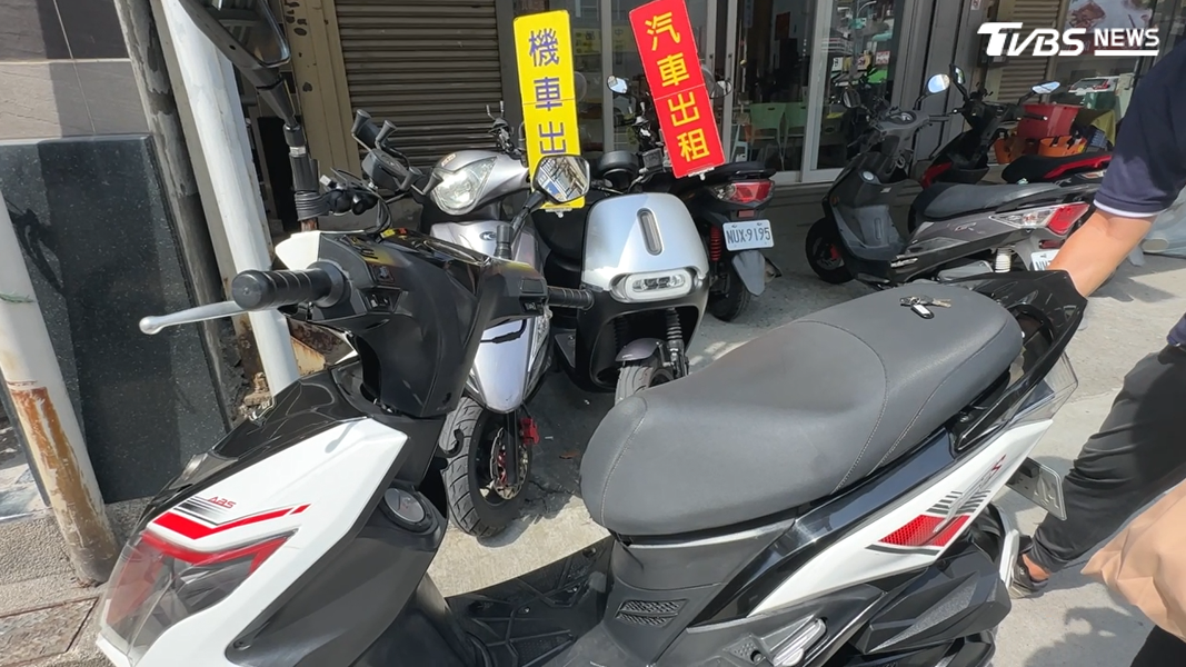 其他租車業者透露,涉事店家負責人已返回本島,目前已無繼續經營。也提醒遊客在租用機車旅遊時,務必仔細檢查輪胎胎紋狀況,確保行車安全(圖/TVBS)