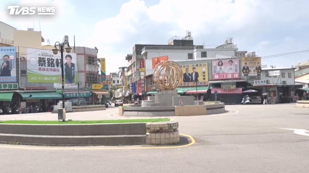 店家因為屋內地板整修,灰塵大,趁著大太陽,將衣服和包包拿出來曬。(圖/TVBS)