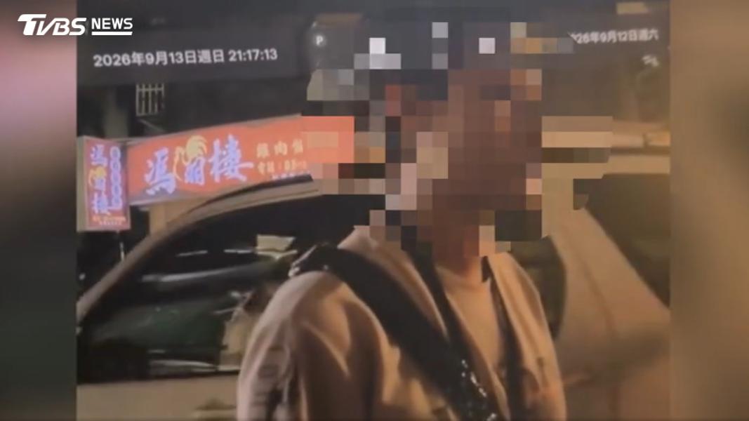 女於桃園藝文特區旁隨機敲車窗,稱要搭車返家需儲值悠遊卡,開口討「千元鈔」。(圖/TVBS)