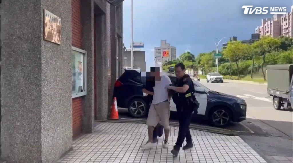 51歲林姓男子竊盜前科累累，且因8月未出庭應訊而遭通緝中，當場依恐嚇危安罪現行犯及竊盜通緝犯逮捕。（圖／TVBS）