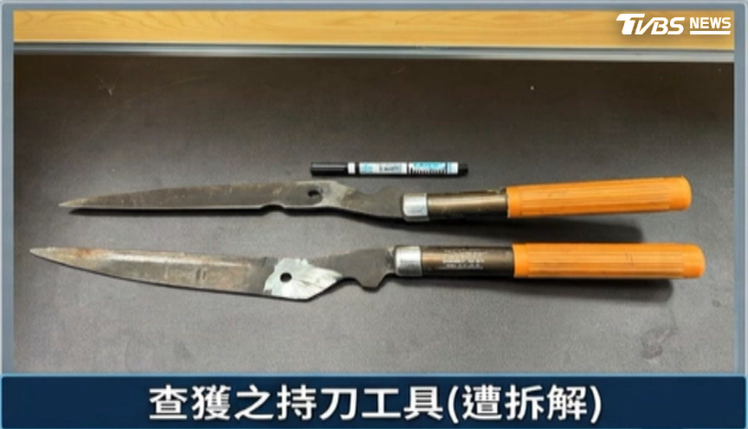 手上拿著一把壞掉的園藝剪刀在校園內閒晃，神情舉止引起學生注意。（圖／TVBS）
