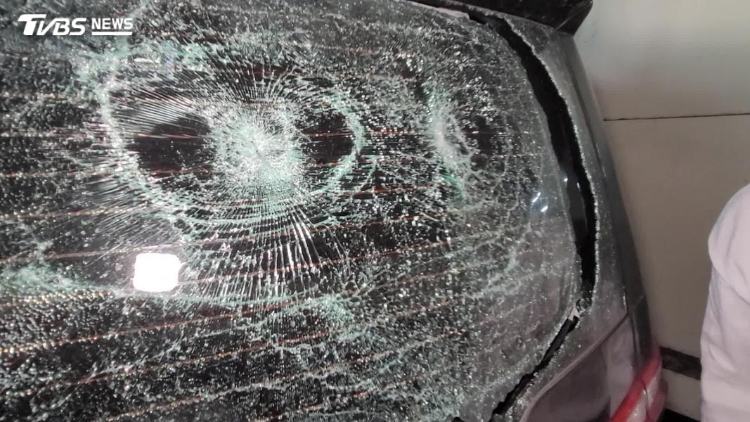 林姓車主日前倒車入庫時撞上後方消防管線,導致後擋風玻璃全碎。(圖/TVBS)