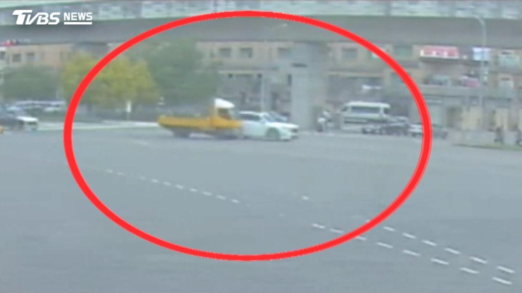 貨車鬼切撞車!移工稱「趕廁所暫離」同事頂罪。(圖/TVBS)