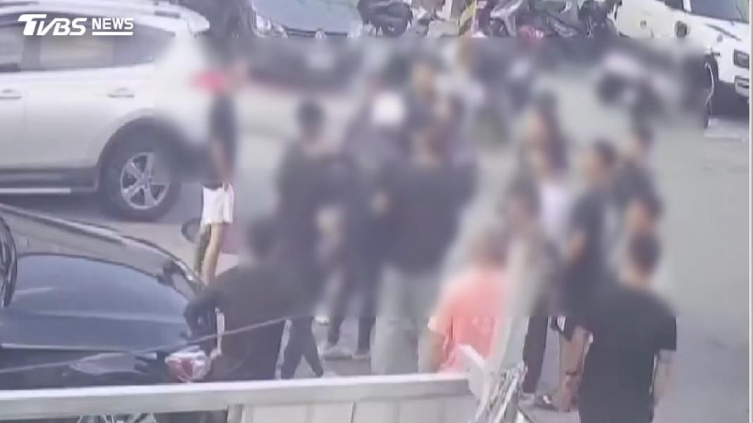 薪資+口角糾紛!台中工人遭10餘人「圍毆拖行」眼睛瘀青(圖/TVBS)