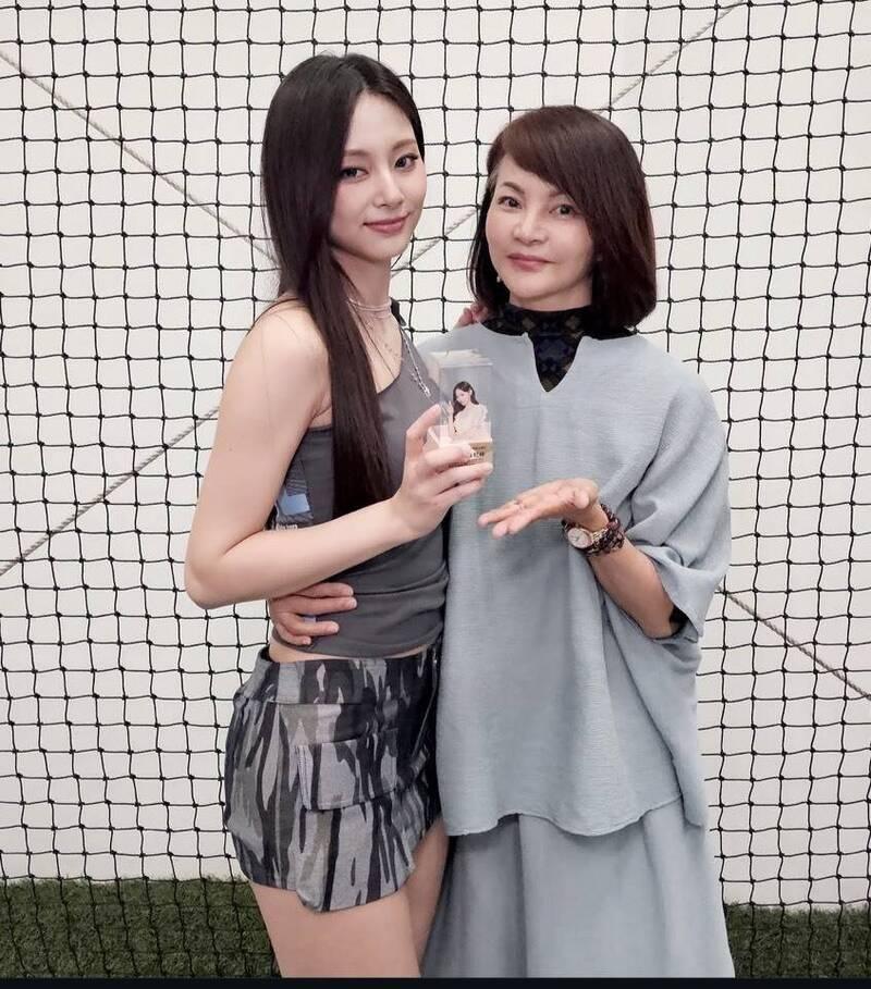 子瑜媽媽黃燕玲日前在IG發聲澄清，現在網路上對子瑜演藝動向的傳聞與事實有出入。（圖／翻攝自IG）