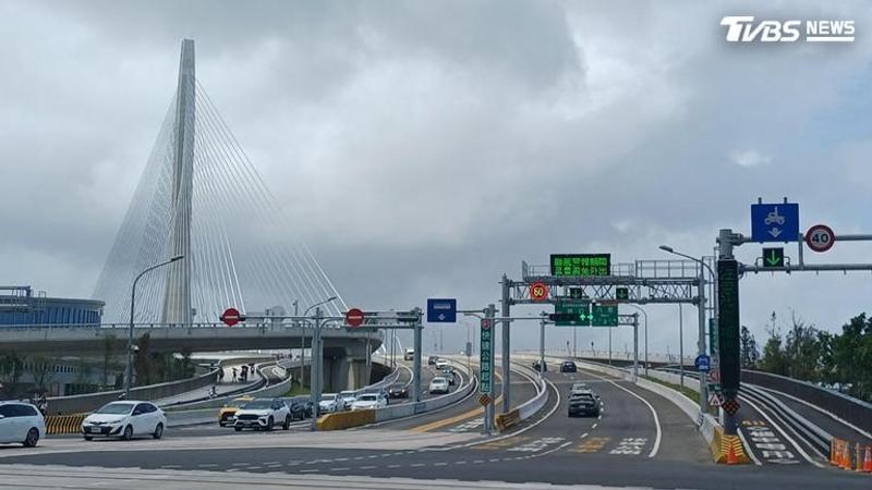 淡江大橋開放電動輔助自行車、YouBike電輔車通行,即日起生效。(圖/民眾提供)