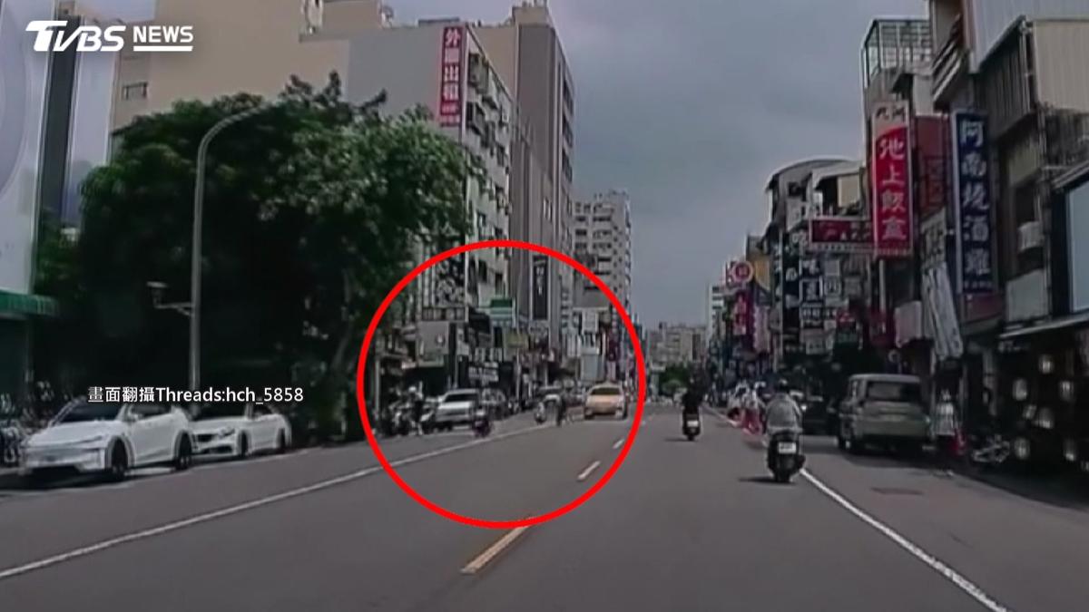 不要命?學生「暴衝過馬路」撞機車 男騎士闖國道「未戴帽狂切車道」