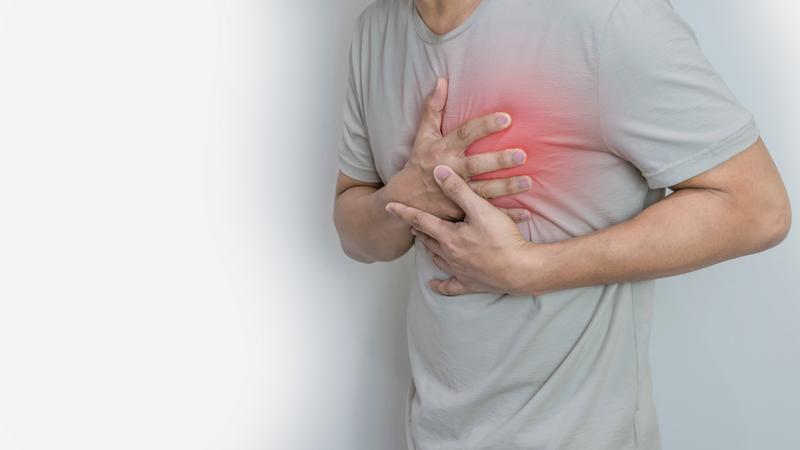 28歲男性上班中突然感到胸悶、冒冷汗,竟是心肌梗塞。(圖/Shutterstock達志影像)