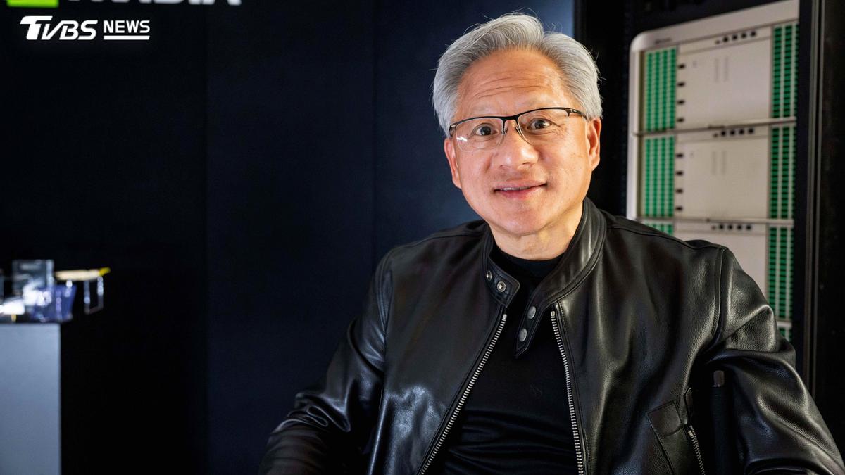 黃仁勳台上接電話!川普隔空齊駁「AI末日論」:這是場騙局