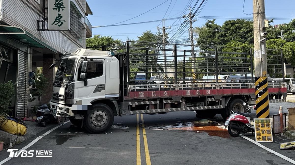 大貨車滑行一路衝撞民宅、攤販及機車! 台中駕駛忘拉手煞車慘了
