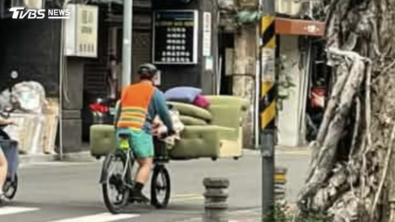 網友直擊民眾用單車載運沙發。(圖/翻攝自爆料公社)