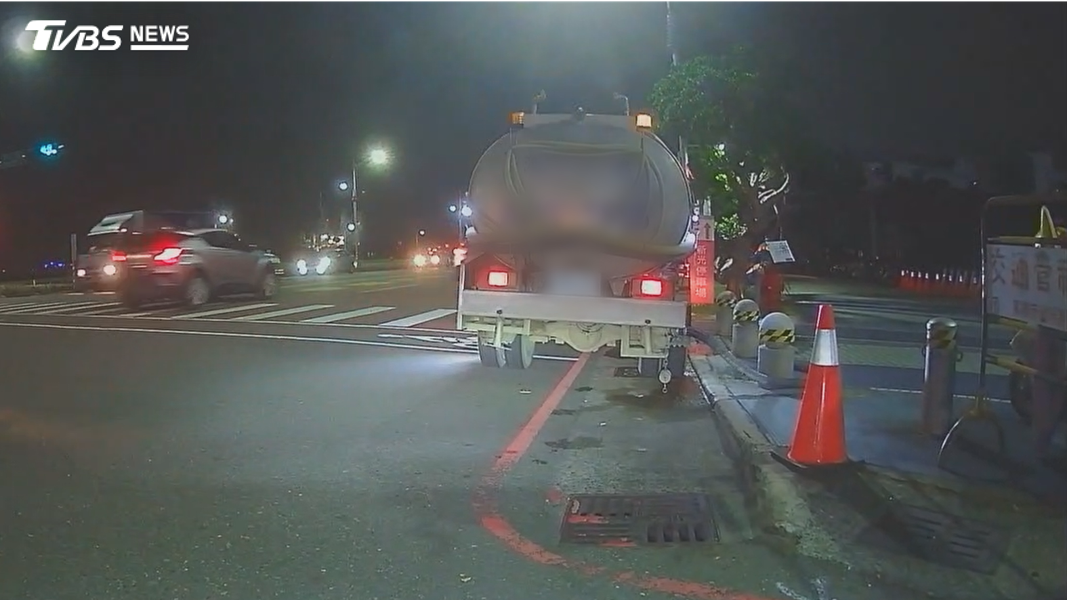 水車公司澄清,是向高雄自來水公司購買的,取水方式之一就是從消防栓取用,水桶事前已經徹底清潔(圖/TVBS)
