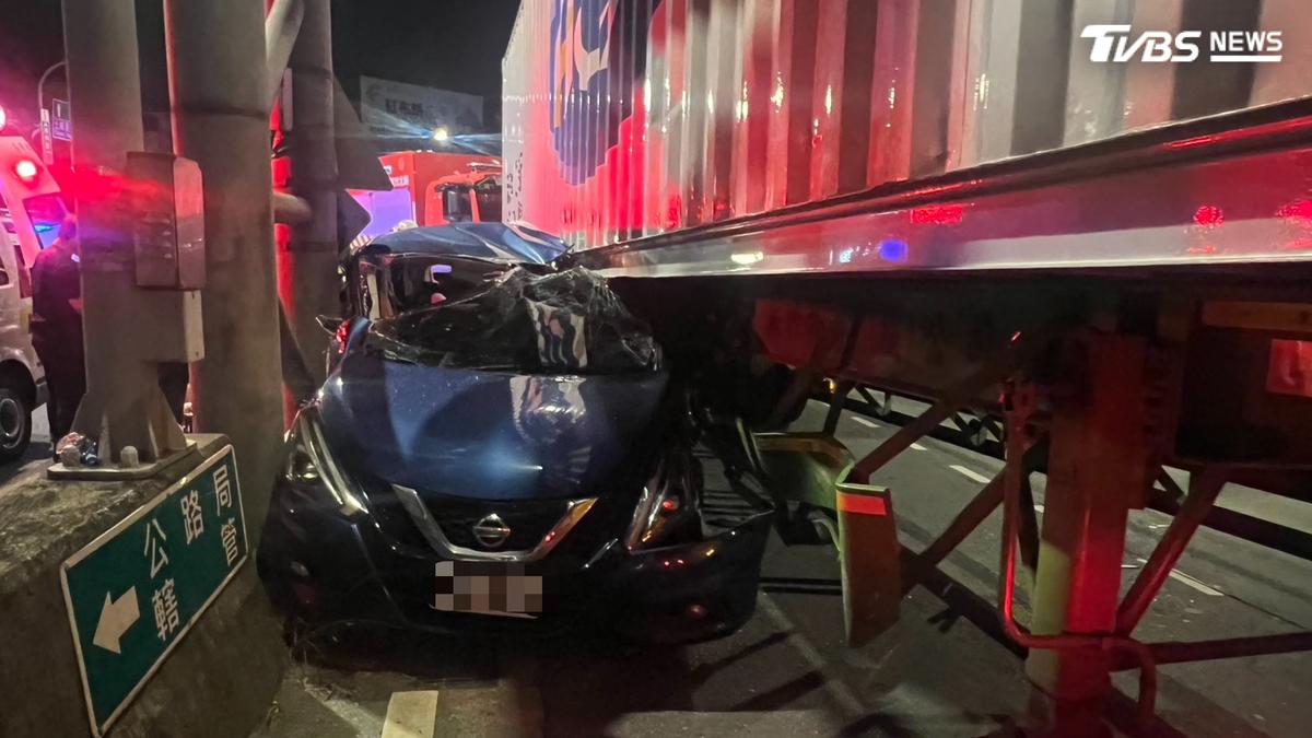 土城貨櫃車右轉...旁邊小藍慘被擠扁「車頭凹一半」畫面曝