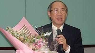 「溫熱很舒服」背後熊抱!趙建銘恩師陳博光爆性騷 診所痛批造謠