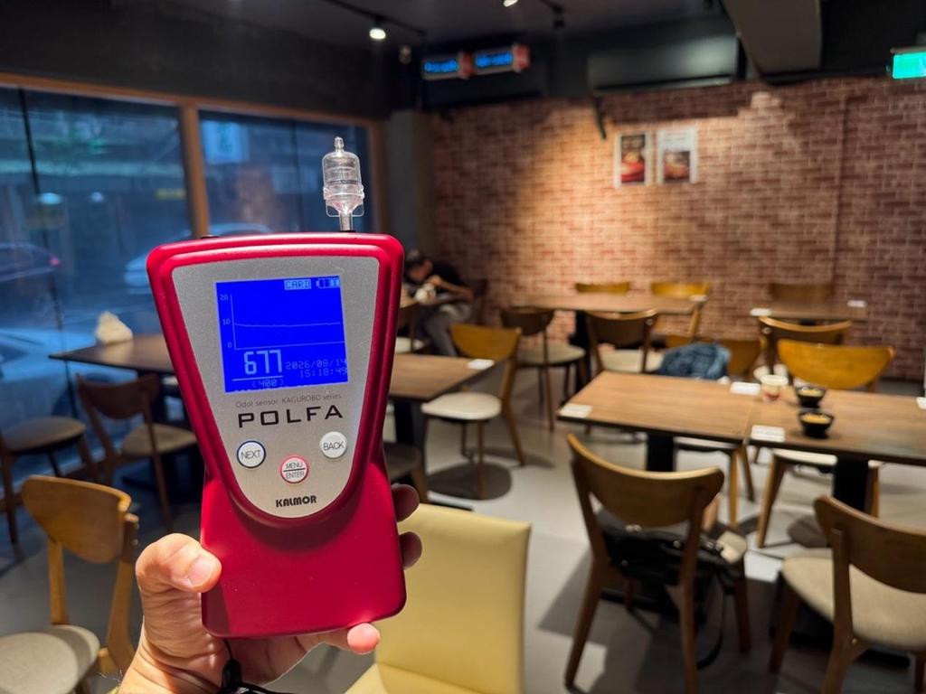 普印通在餐廳現場先以氣味電子鼻量出氣味種類與濃度,把看不見的味道變成數字(圖 / 普印通提供)