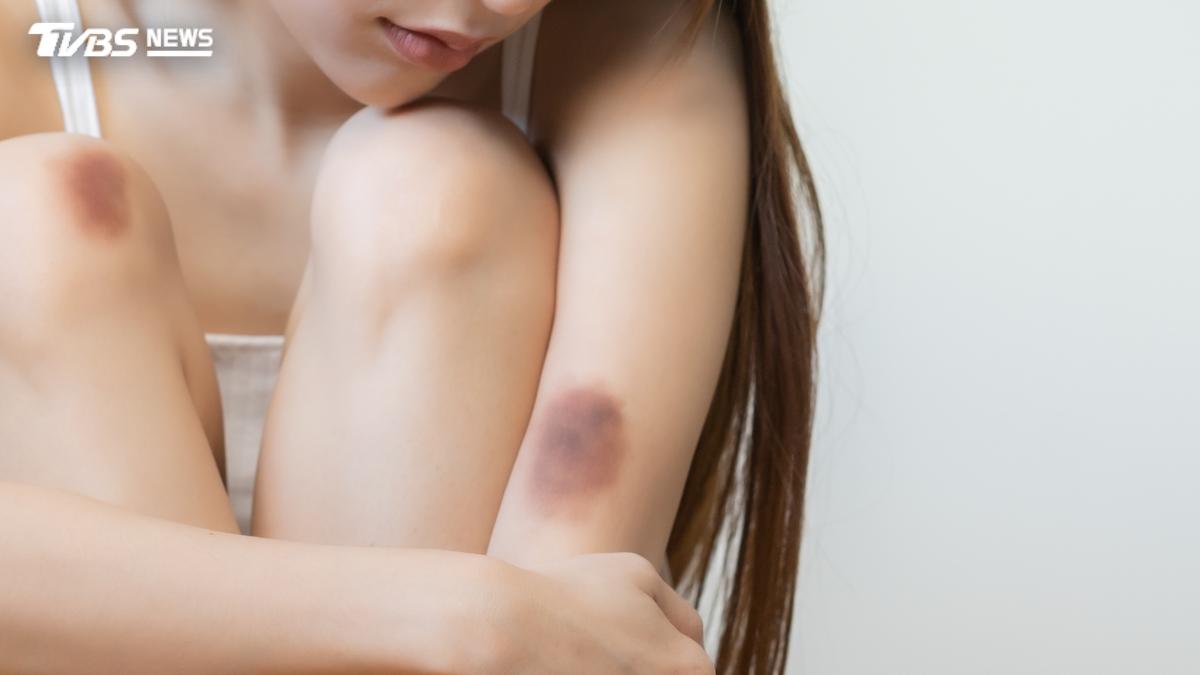 逼女兒亂倫17年!巴西獸父「霸占她噁生4娃」:敢說出去就殺了妳