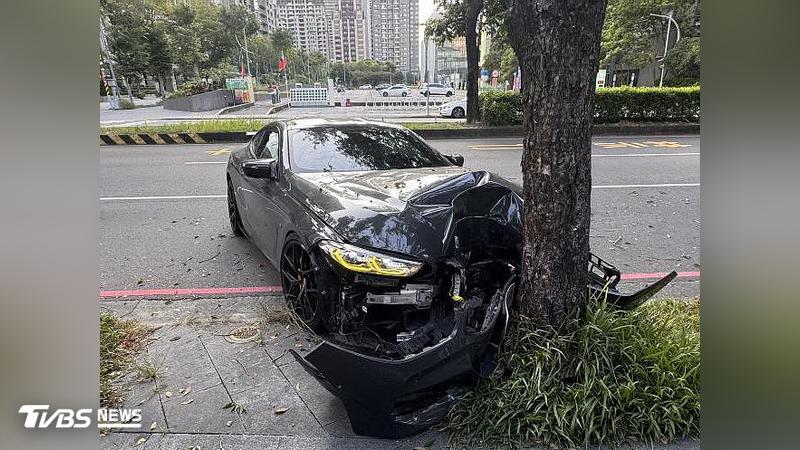 代駕開BMW名車迴轉不慎自撞路樹,車頭被撞得半毀。(圖/民眾提供)