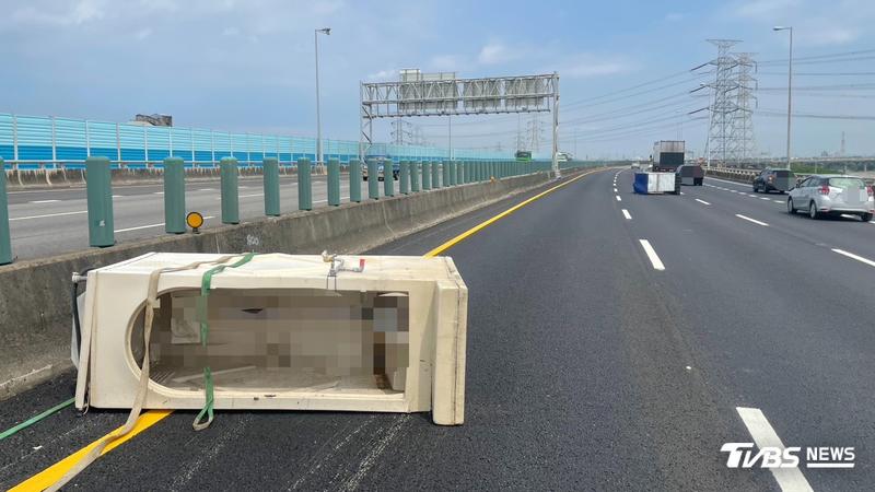 驚悚!國3彰化路段驚見流動廁所、水塔 貨車沒綑牢險釀追撞