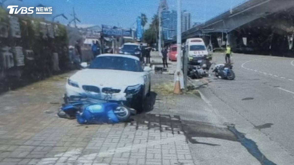 快訊/台中BMW跑車撞進待轉區 「機車東倒西歪」6騎士掛彩