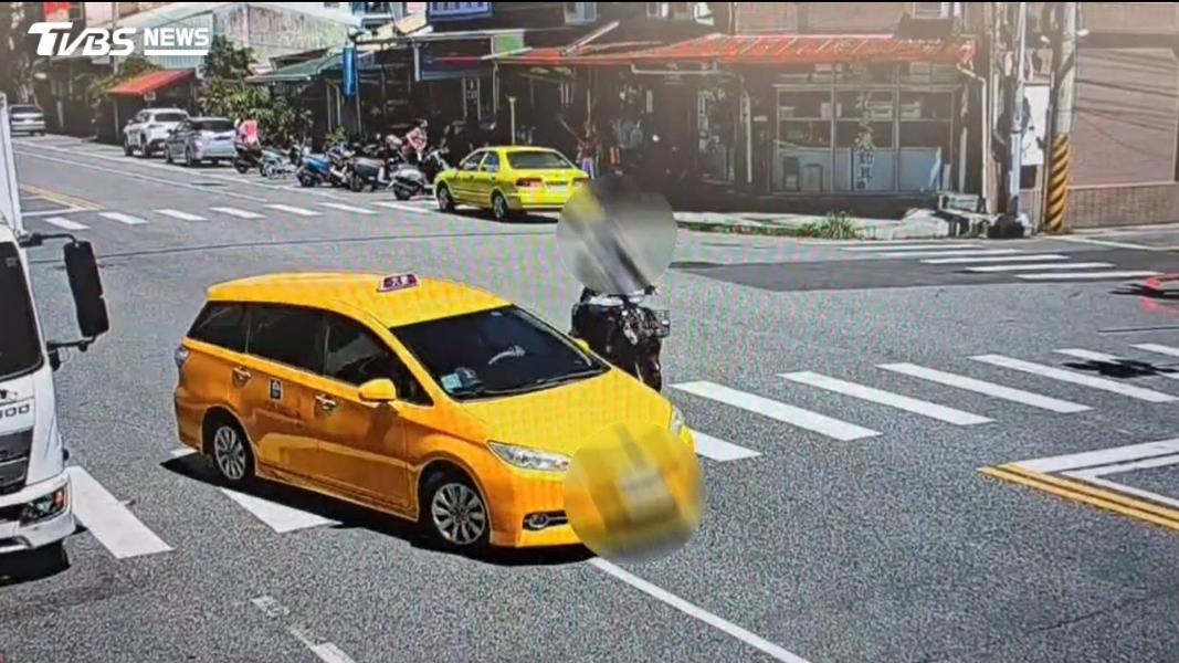 計程車路邊起步迴轉與機車騎士相撞,賴姓騎士遭車輪輾壓不幸喪命。(圖/TVBS)
