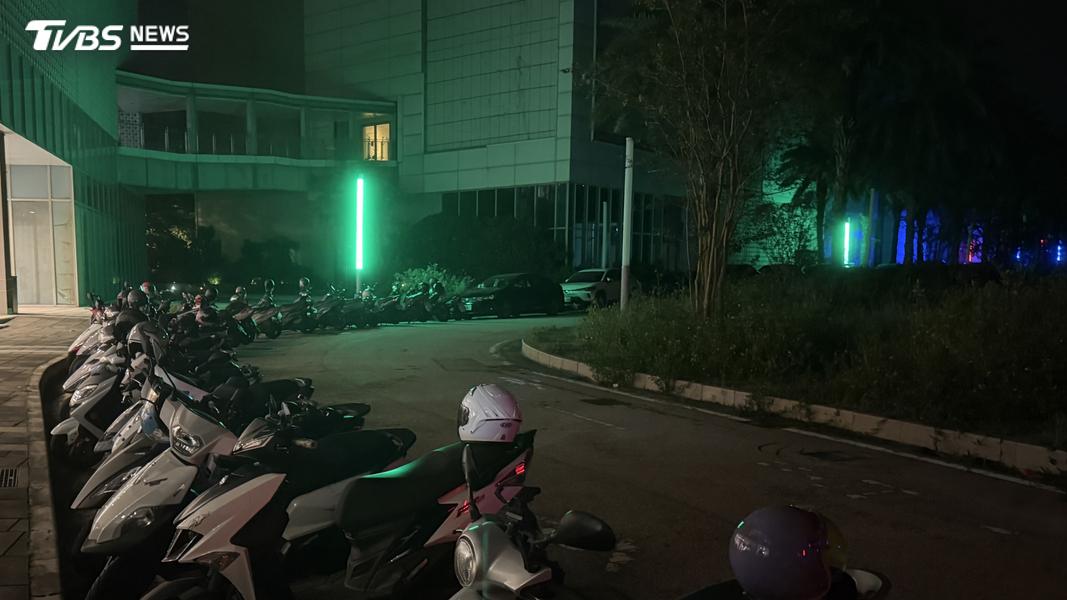 台開園區除電影院、德州撲克所在處亮燈外,一片漆黑。(圖/程子奕攝)